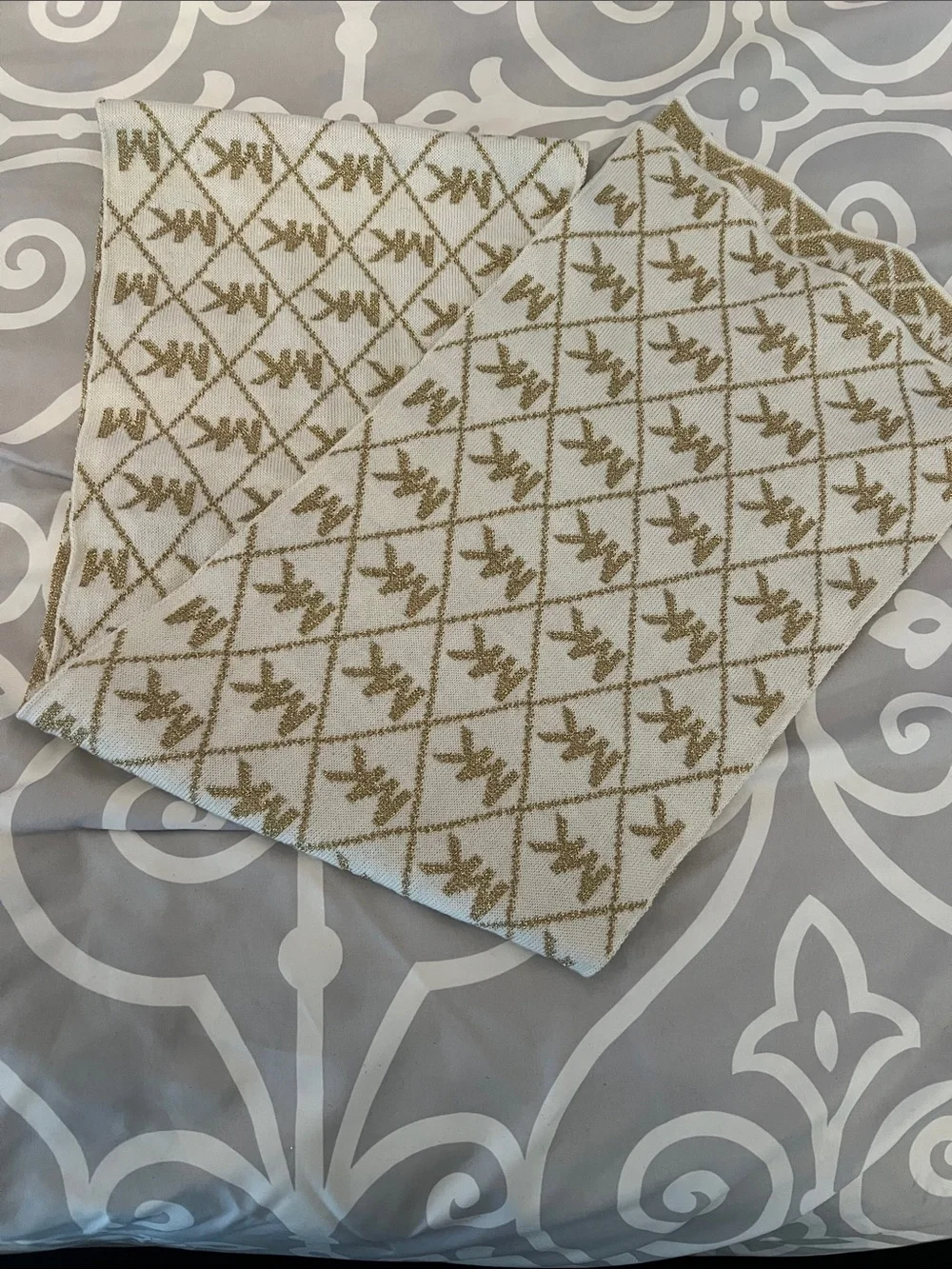 NWOT MK Beige and White Knit Scarf with Geometric Pattern